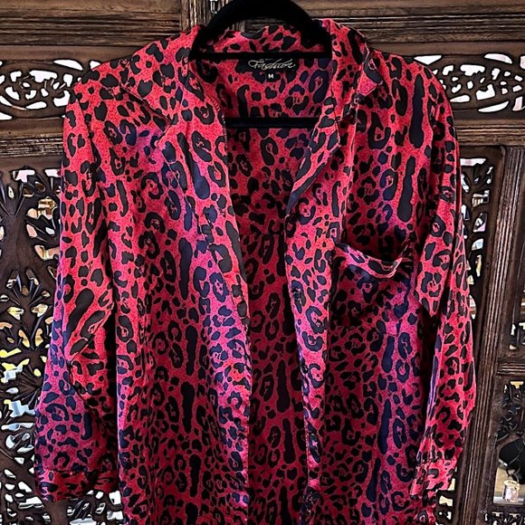 FASHION RED AND BLACK LEOPARD ANIMAL PRINT BUTTONDOWN LONG SLEEVE PAJAMA TOP MED - Picture 1 of 4